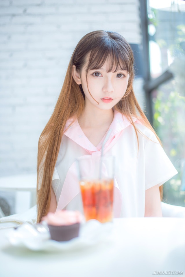 在他对面，吕蒙带着陆逊乘坐着一条战船飘荡下来，看着陈到这边，有些感叹道，平心而论，以陈到这种半路出家的本事，能在水上跟他打到这个程度，已经是难能可贵了，这也是吕蒙最终没有让陈到上岸的原因，哪怕对方现在已经只剩下几百人，如果在陆地作战，困兽之斗下，依旧可能给自己带来巨大的伤亡。